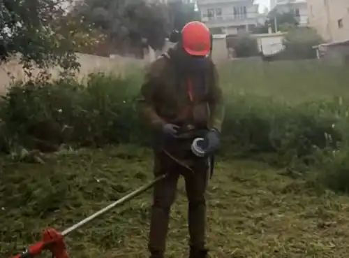 Καθαρισμός οικοπέδου με μηχανήματα